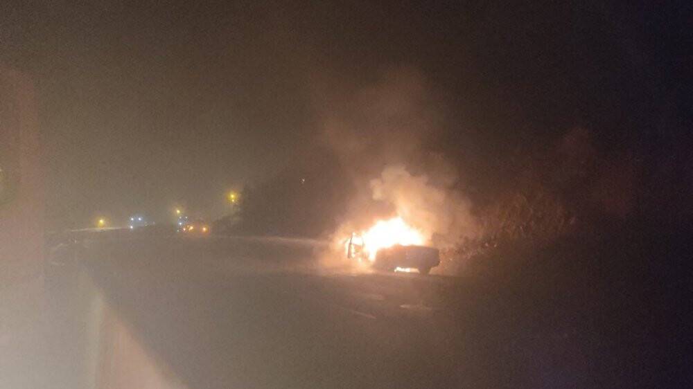 Motor kısmı yanmaya başlayan araç alev topuna döndü