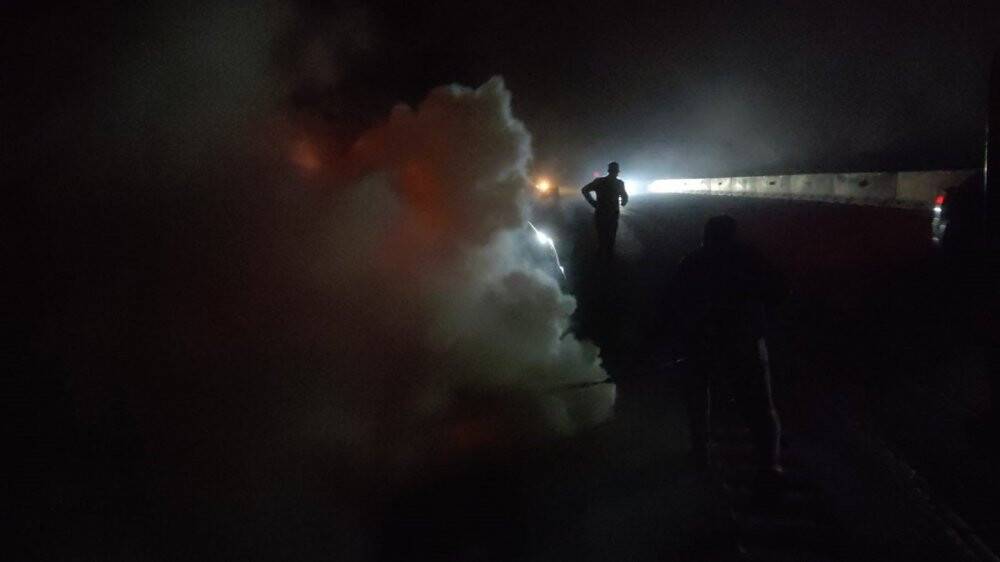 Motor kısmı yanmaya başlayan araç alev topuna döndü