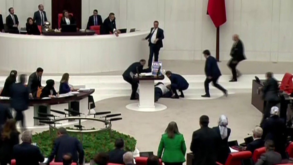 Milletvekili Hasan Bitmez, Meclis kürsüsünde fenalaştı