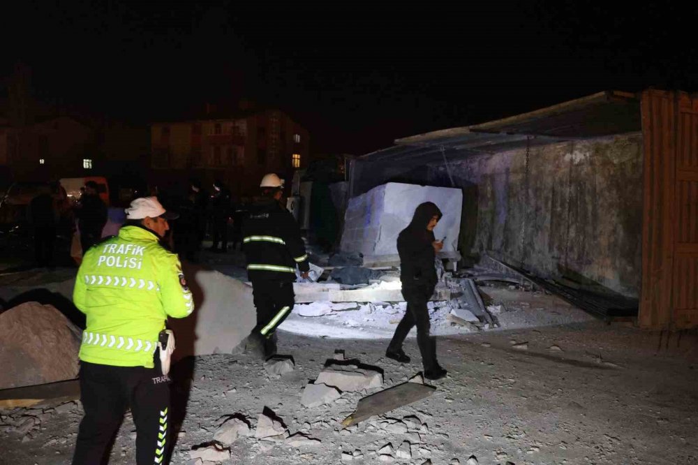 Konya'da devrilen tırdan savrulan mermerler araçlara çarptı: 5 yaralı