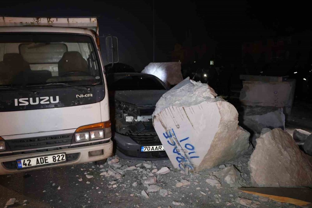 Konya'da devrilen tırdan savrulan mermerler araçlara çarptı: 5 yaralı