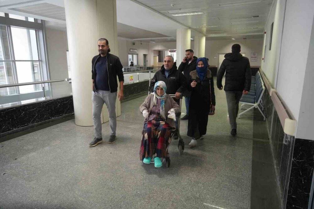 Sokak köpeklerinin saldırısına uğrayan 79 yaşındaki yaşlı kadın tedavi altına alındı