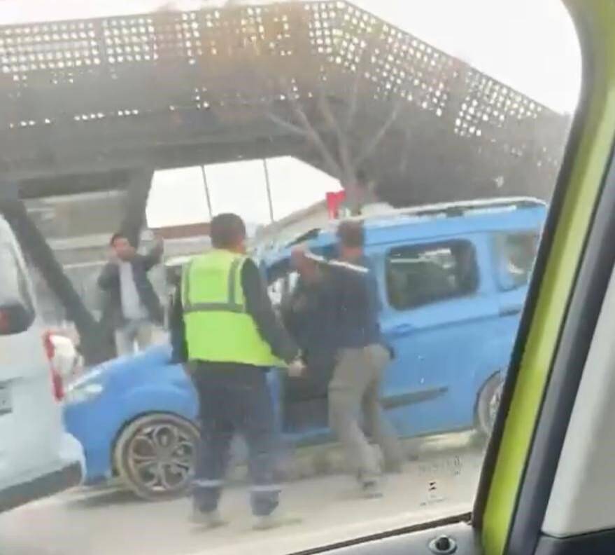 Bursa'da bir kişi tartıştığı kişiyi sopayla darp etti (TIKLA&İZLE)