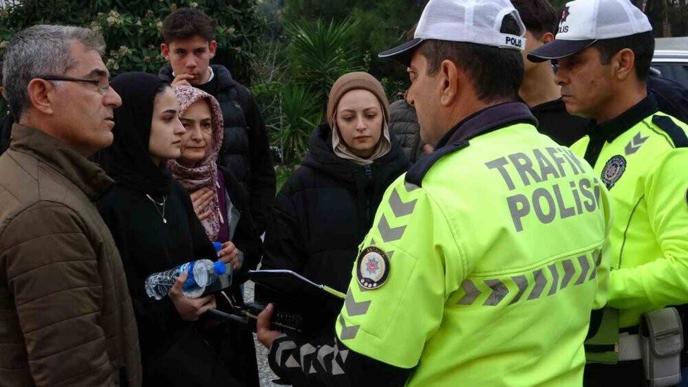Ehliyetsiz sürücülerin kazası hastanede bitti