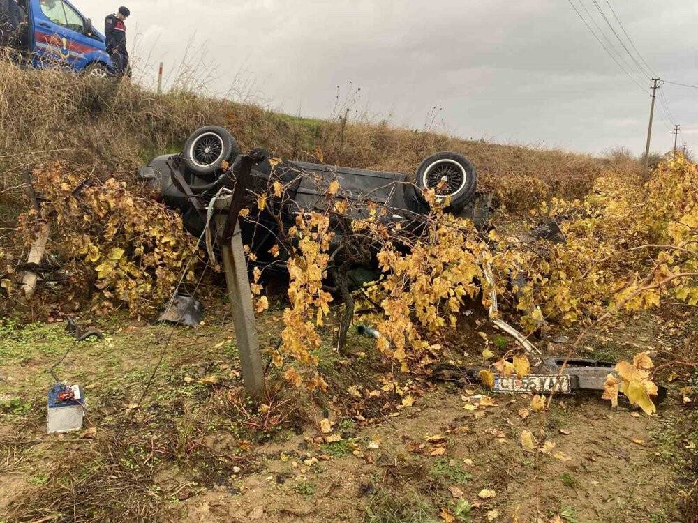Manisa Alaşehir'de otomobil üzüm bağına uçtu: 2 yaralı