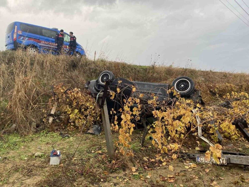 Manisa Alaşehir'de otomobil üzüm bağına uçtu: 2 yaralı