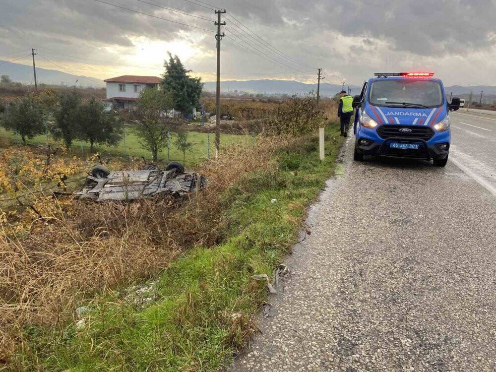 Manisa Alaşehir'de otomobil üzüm bağına uçtu: 2 yaralı