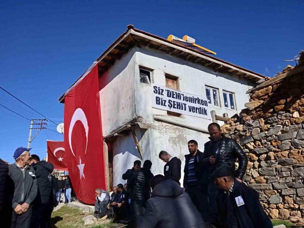 Şehit cenazesinde teröre ve siyasi destekçilerine ı pankartlı mesaj