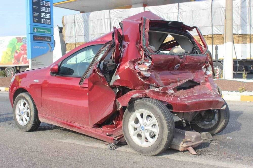 Manisa’da feci kaza: Otomobil hurdaya döndü