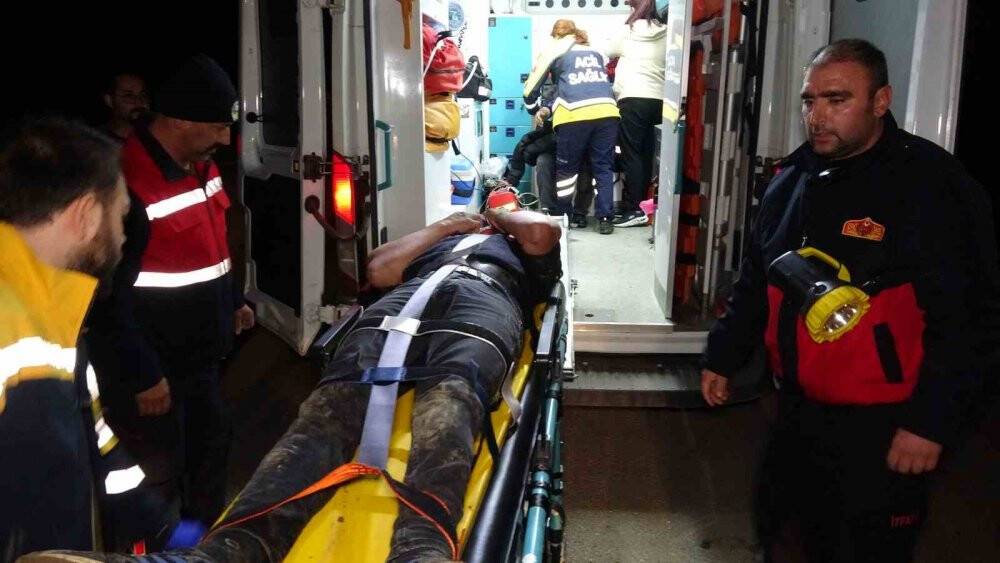 Yolcu midibüsü ile otomobil çarpıştı: 1 ölü, 4 yaralı