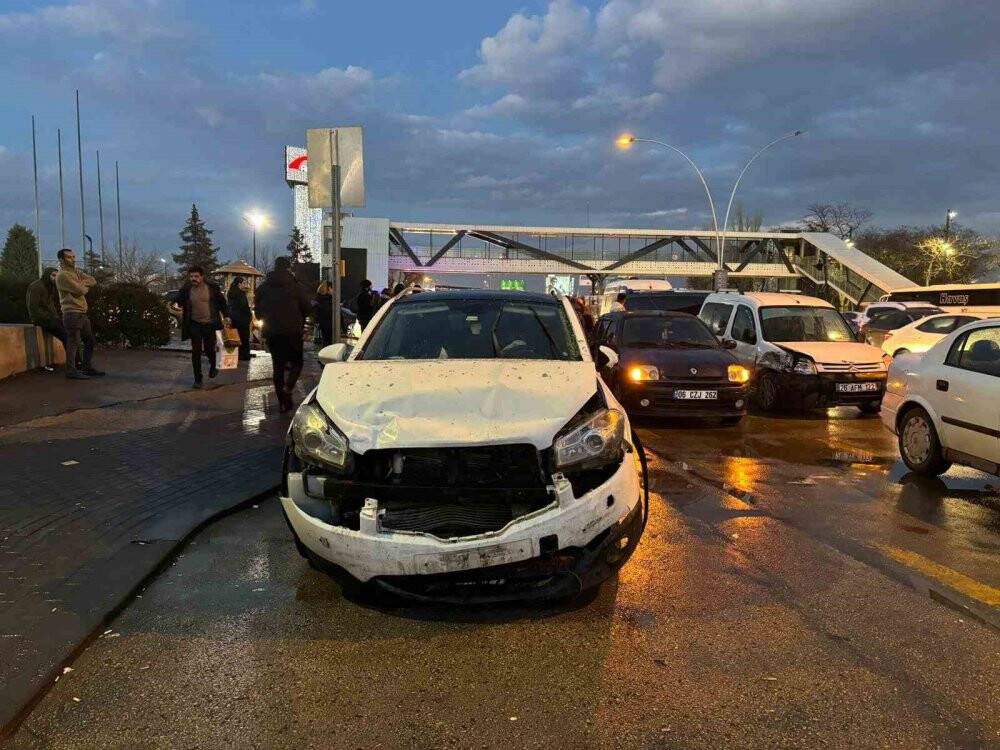 Zincirleme kazada 26 araç birbirine girdi: 3 yaralı