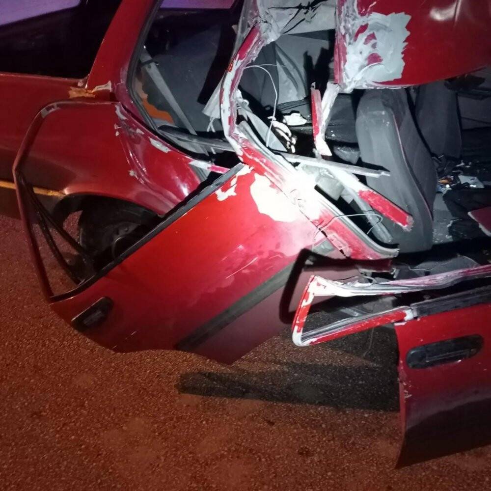 Otomobil park halindeki tırın altına girdi