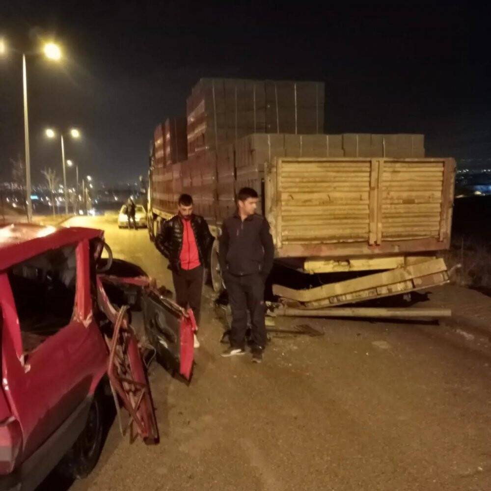 Otomobil park halindeki tırın altına girdi