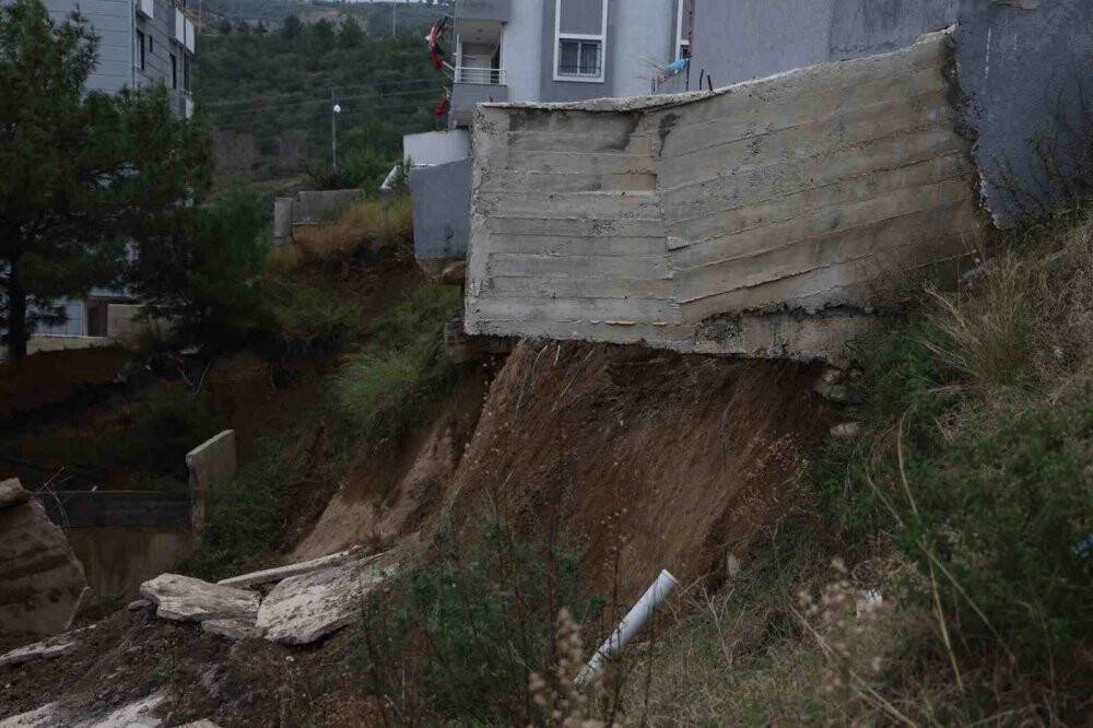 Hatay’da 5 katlı binanın istinat duvarı çöktü