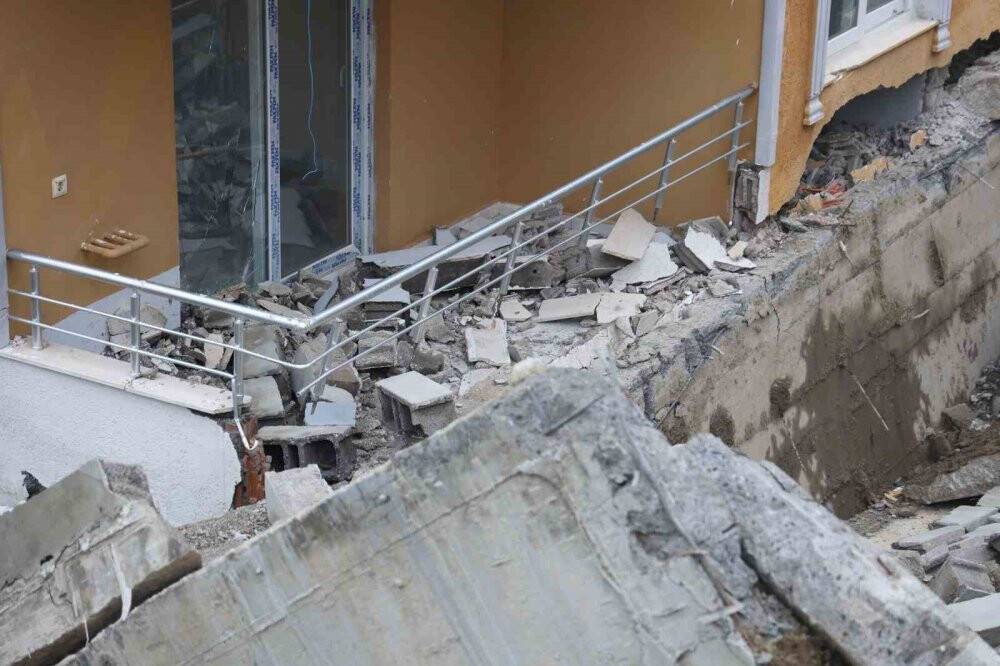Hatay’da 5 katlı binanın istinat duvarı çöktü