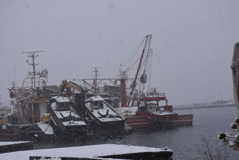 Sinop’ta kar yağışı sürücülere zor anlar yaşattı