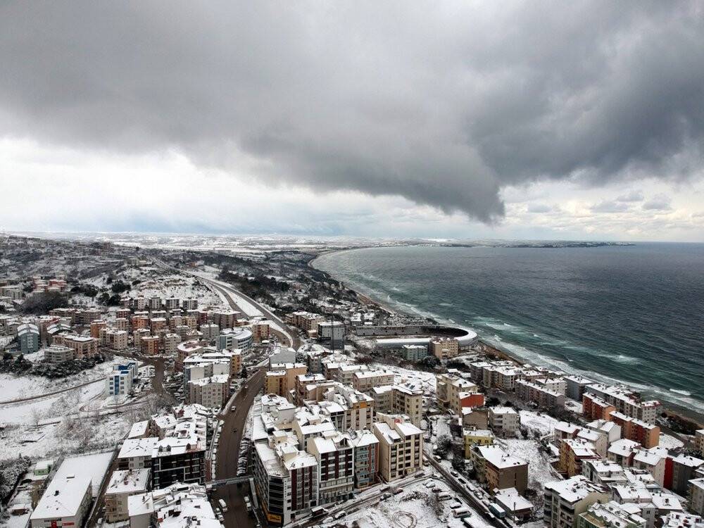 Sinop’ta kar yağışı sürücülere zor anlar yaşattı
