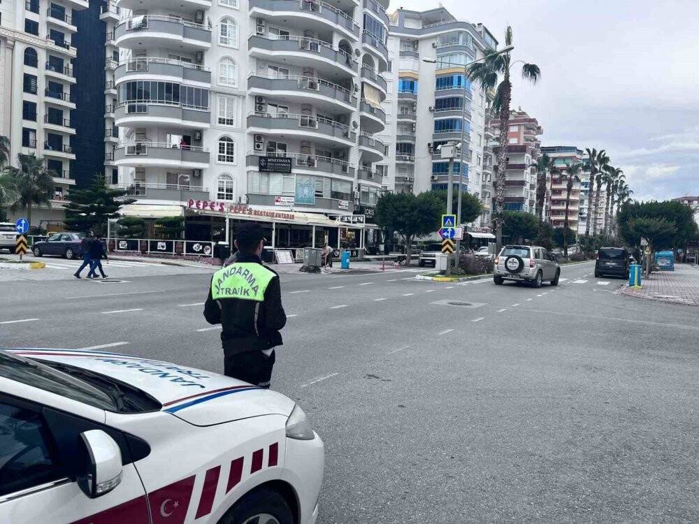 Trafikte cep telefonu kullanan sürücüler yandı