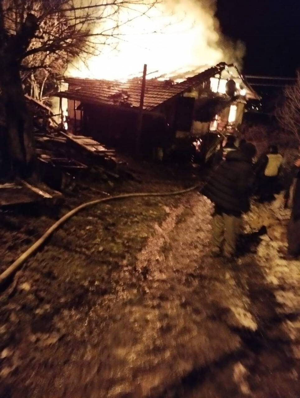 Ahşap ev çıkan yangında küle döndü