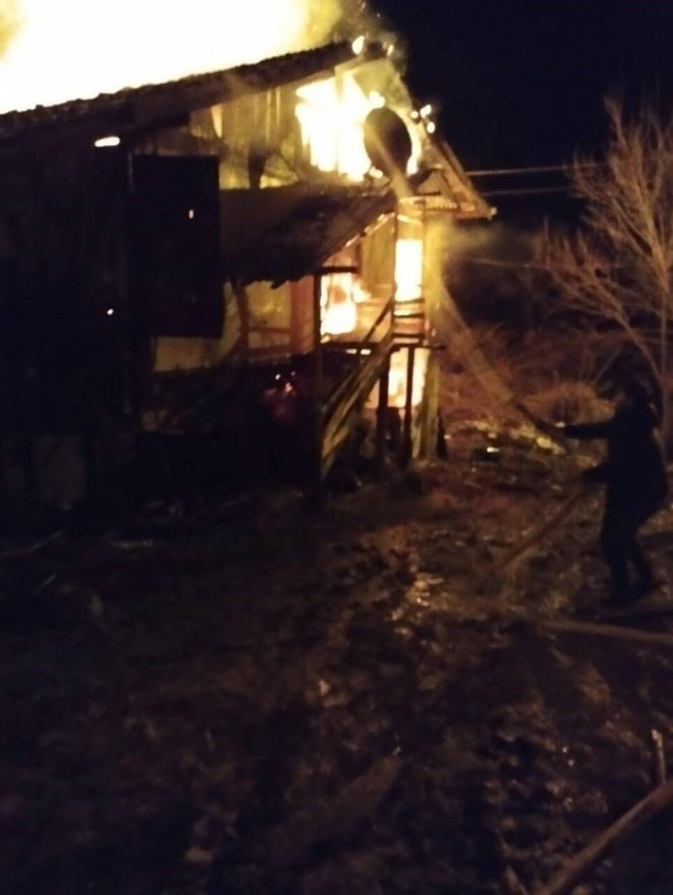 Ahşap ev çıkan yangında küle döndü