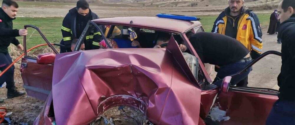 Tofaş hurdaya döndü: 3 yaralı