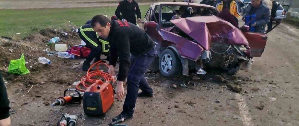 Tofaş hurdaya döndü: 3 yaralı