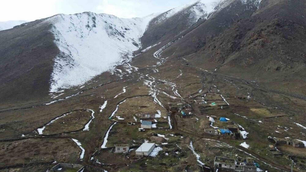 Kış ayı ama Ağrı Dağı eteklerine kar yağmadı