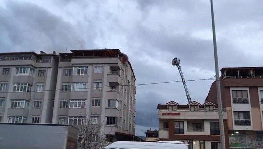 5 katlı apartmanın çatısı alev alev yandı
