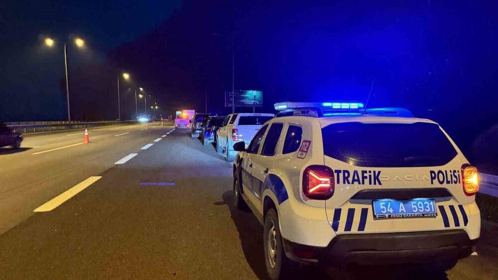 Polislerin içinde bulunduğu otomobil tıra çarptı: 1 ölü 2 yaralı