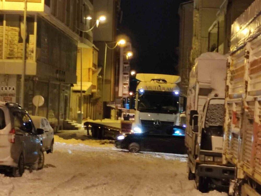 Ardahan’da kar hayatı felç etti