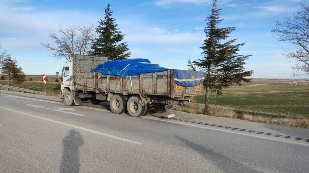 Konya’da otomobil kamyona çarptı: 2 yaralı