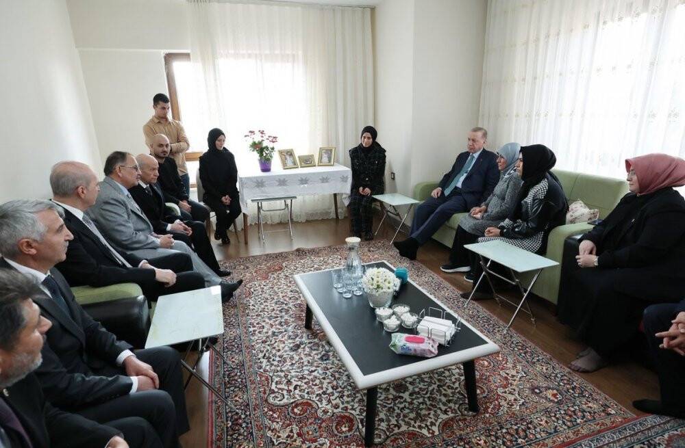 Cumhurbaşkanı Erdoğan’dan depremzede aileye ziyaret