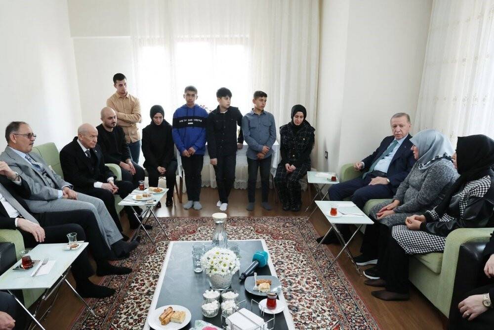 Cumhurbaşkanı Erdoğan’dan depremzede aileye ziyaret