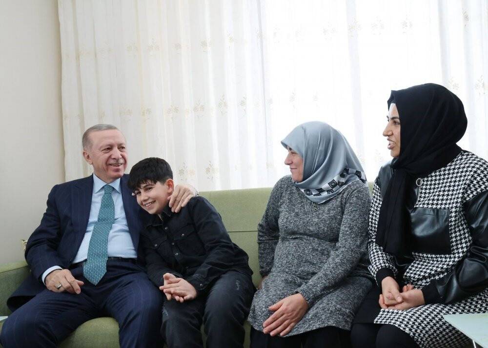 Cumhurbaşkanı Erdoğan’dan depremzede aileye ziyaret