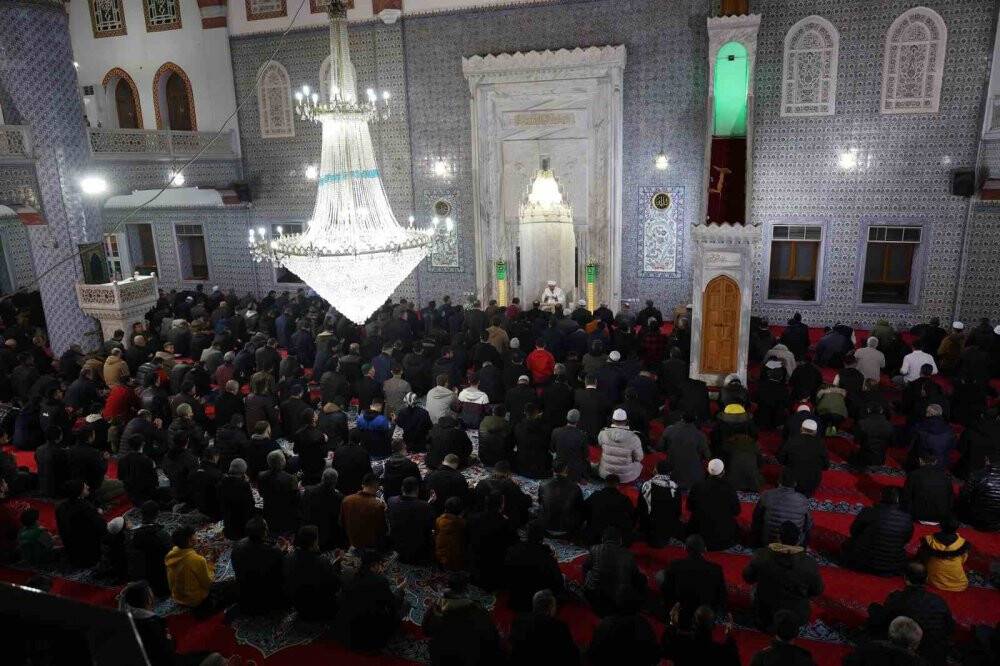 Deprem bölgesinde Miraç Kandili dualarla idrak edildi
