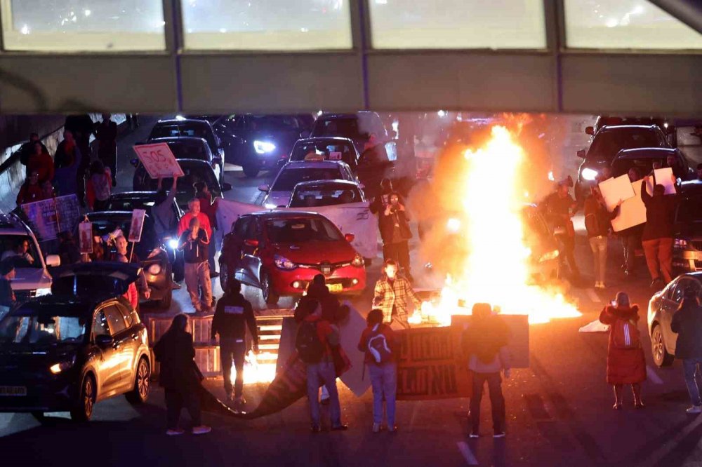 Tel Aviv’de göstericiler ateş yakarak otoyolu kapattı