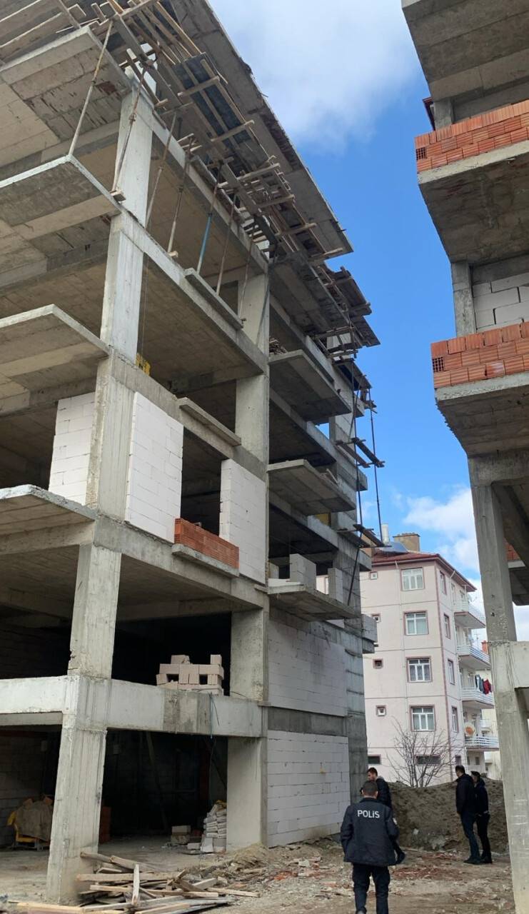 aa-20240219-33751848-33751847-konyada-insaatin-5-katindan-dusen-isci-hayatini-kaybetti.jpg