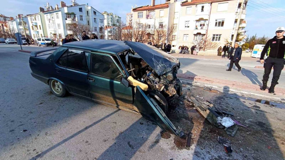 Konya'da ışıkta bekleyen minibüse otomobil çarptı: 1 ölü, 2 yaralı