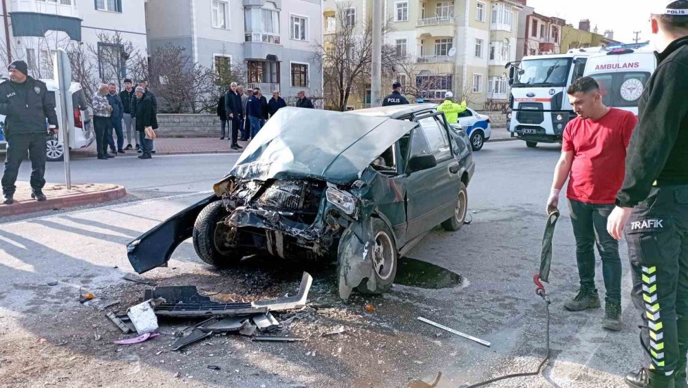 Konya'da ışıkta bekleyen minibüse otomobil çarptı: 1 ölü, 2 yaralı
