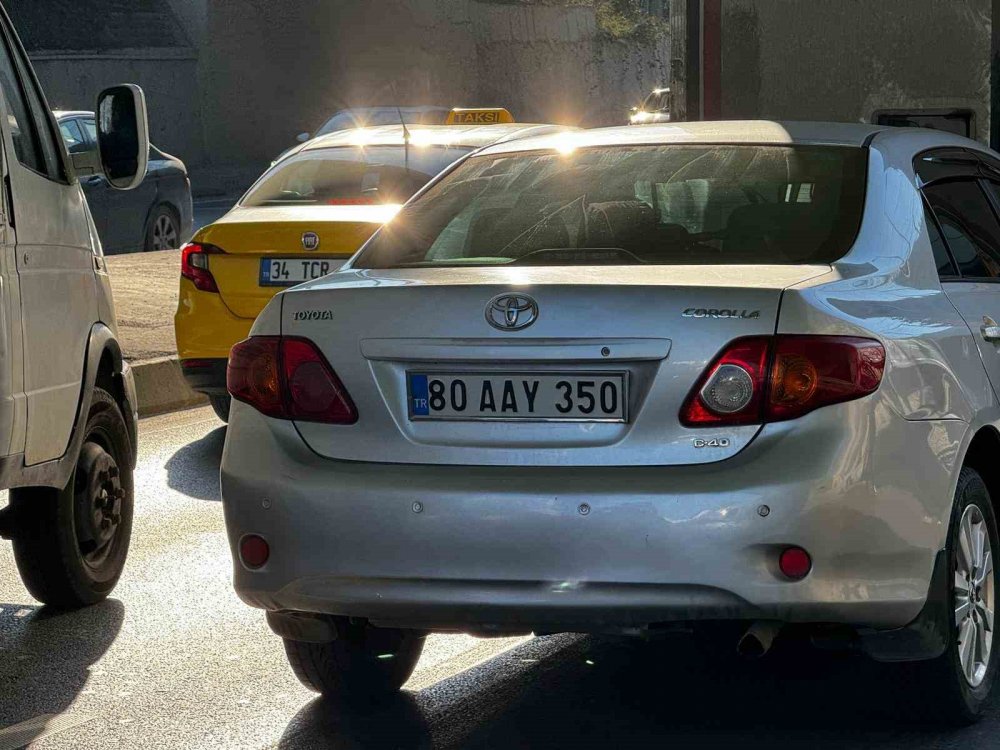 İstanbul'da görenleri hayrete düşüren kaza: 3 araç kaza yaptı