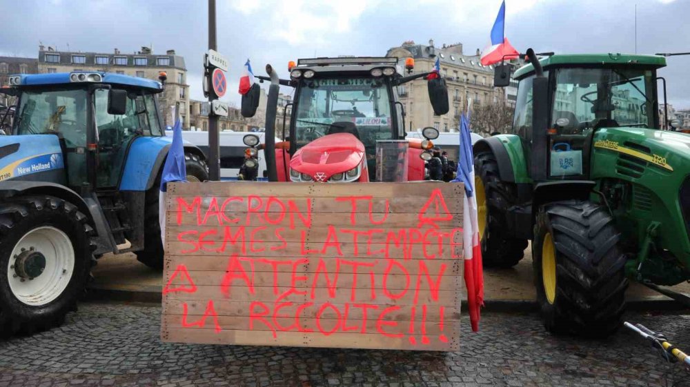 Fransa’da çiftçiler traktörleriyle yol kapattı
