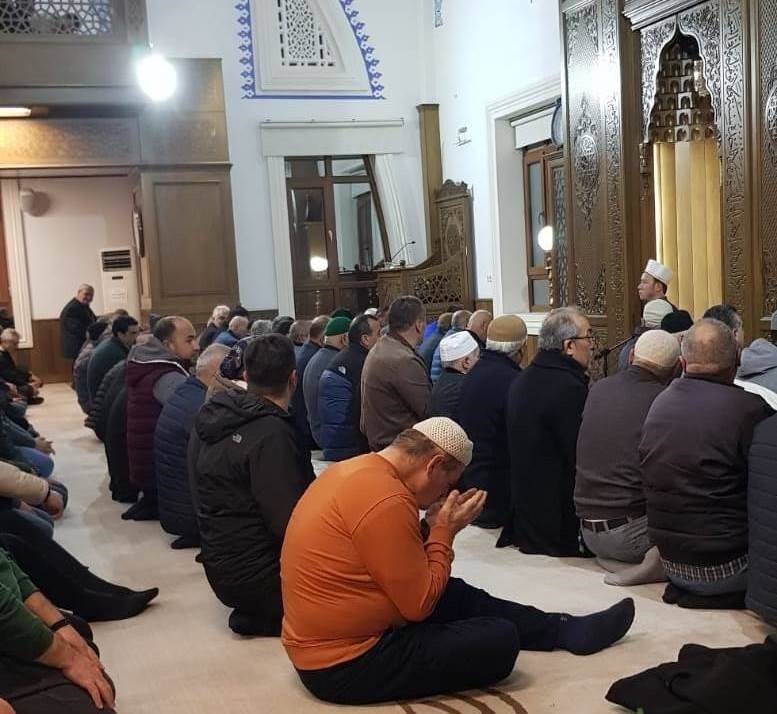 Kulu’da Berat Kandilinde vatandaşlar camileri doldurdu