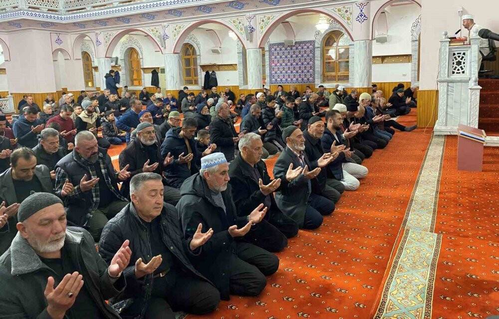 Kulu’da Berat Kandilinde vatandaşlar camileri doldurdu