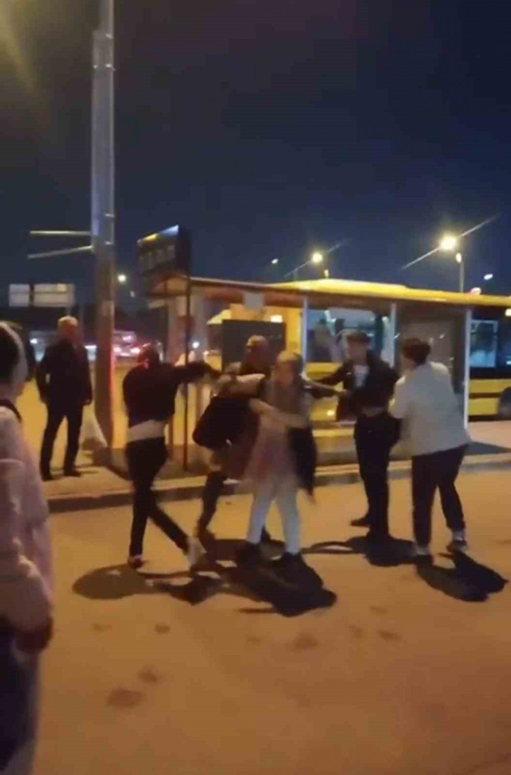 Otobüs şoförüyle yolcu arasında kavga çıktı, cadde ringe döndü