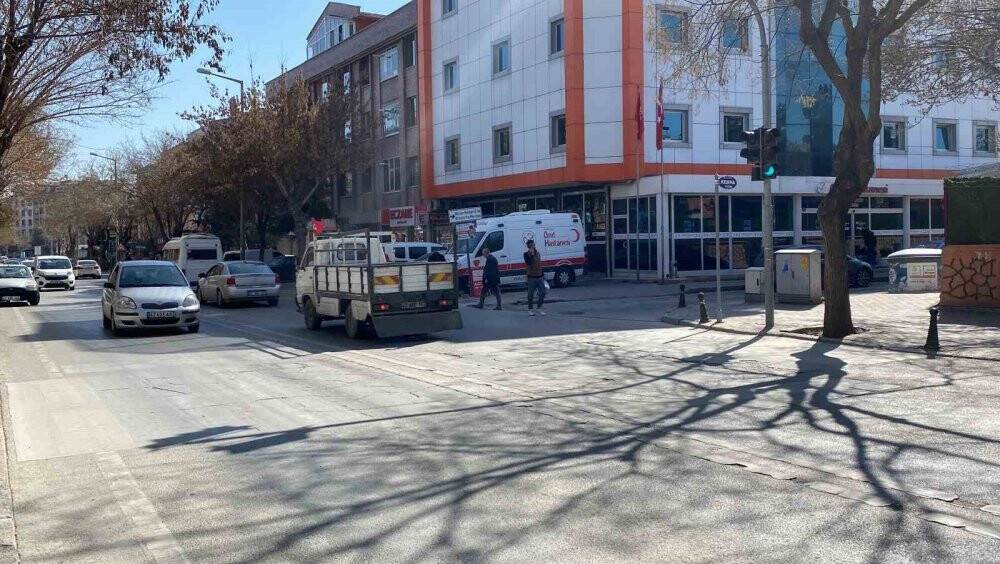 Yola fırlayan yayaya otomobil çarptı, o anlar kameraya yansıdı