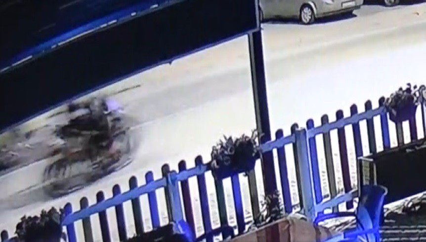 Konya’da iki motosikletin kafa kafaya çarpıştığı anlar güvenlik kamerasına yanısıdı