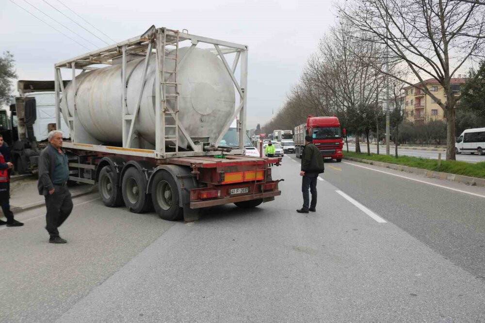 Tır sürücüsü direksiyon başında kalp krizi geçirdi, D-650’de faciadan dönüldü