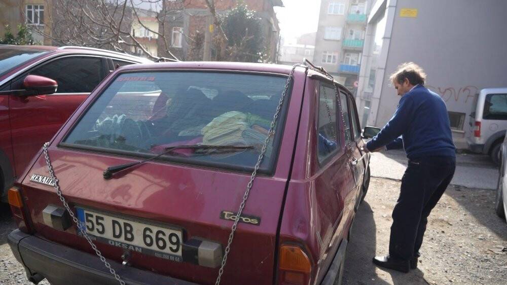 Hırsızlardan bıkan esnaf, otomobilini zincire vurdu
