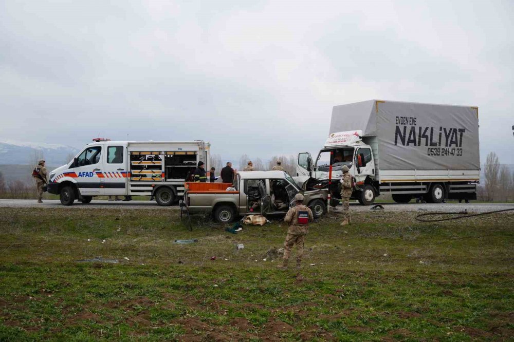 Muş-Varto karayolunda feci kaza: 1 ölü, 2 yaralı
