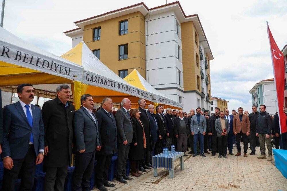Depremde yerle bir olan yerde kuralar ile evler verilmeye başlandı